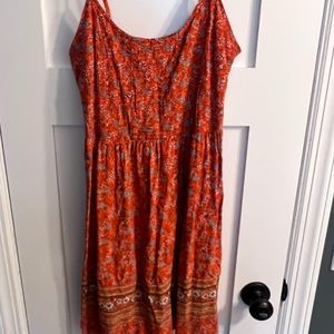 Short dress from Old Navy. Has side zipper with claps. Great condition.